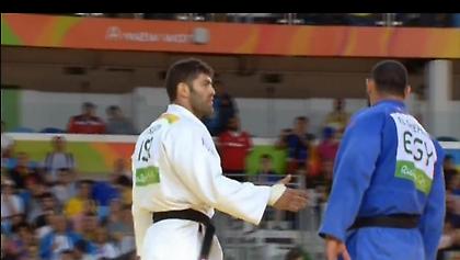 Αιγύπτιος τζουντόκα αρνήθηκε να δώσει το χέρι στον Ισραηλινό αντίπαλό του (video)
