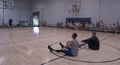 Το ‘κανε και αυτό ο Κάρι, τρίποντο καθιστός από το κέντρο! (video)