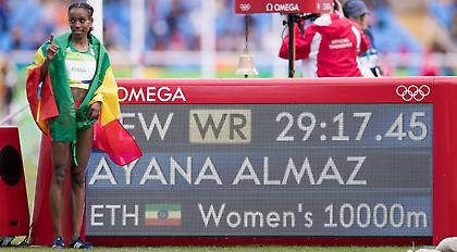 Έκανε θρύψαλα το παγκόσμιο ρεκόρ στον πρώτο τελικό του «βασιλιά των σπορ»!