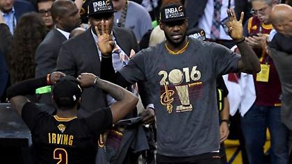 Η στιγμή που ο Λεμπρόν υπογράφει το νέο του συμβόλαιο (pic)