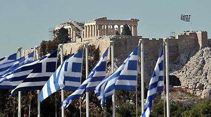 Σε όλη την Ευρωζώνη η Ελλάδα -μόνο- βυθίζεται ακόμα στην ύφεση