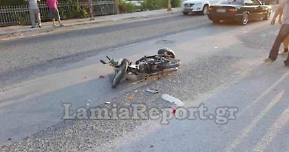 Δικυκλιστής πήδηξε πάνω στο καπό αυτοκινήτου για να γλιτώσει