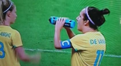 Η αρχηγός της εθνικής Αυστραλίας τα έκανε… μούσκεμα! (video)