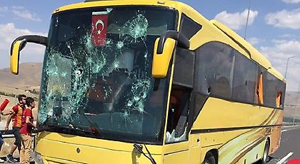 Χαμός στην Τουρκία: Έσπασαν με πέτρες το πούλμαν της «Γαλατά» (vids)