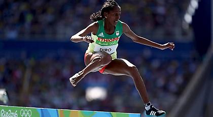 Τερμάτισε με ένα παπούτσι στα 3000μ. στιπλ! (pics/video)