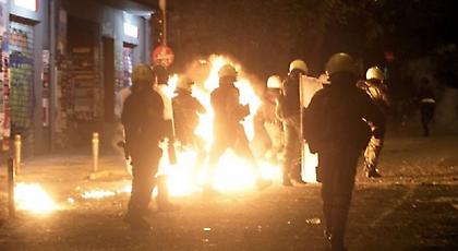 Επίθεση κουκουλοφόρων με μολότοφ σε αστυνομικούς το βράδυ