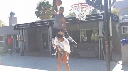 Ο μίμος του ΝΒΑ αναπαριστά το επικό κάρφωμα του Κάρτερ πάνω στον Βάις (video)