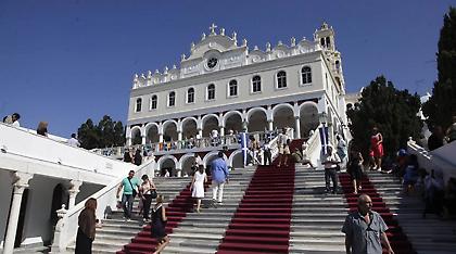 «Βουλιάζει» η Τήνος από χιλιάδες προσκυνητές