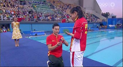 Ολυμπιακή πρόταση γάμου! (pics)