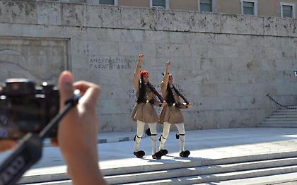 Ο κώδικας επικοινωνίας των ευζώνων και οι... αδιάκριτοι τουρίστες