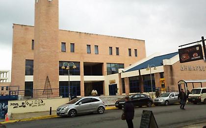 Πώς βάζει «λουκέτο» και χρεοκοπεί ένας ολόκληρος δήμος