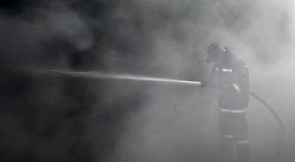 Πυρκαγιά σε αποθήκη με εύφλεκτα υλικά στον Ασπρόπυργο