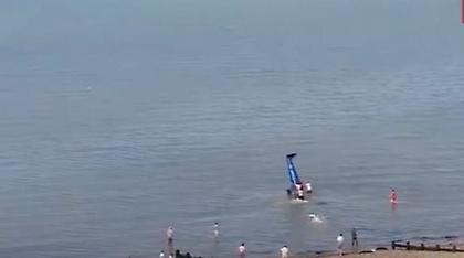 Η στιγμή που ένα αεροπλάνο συνετρίβη στη θάλασσα (video)