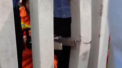 Διάσωση που κόβει την ανάσα: Οχτάχρονη σφήνωσε το κεφάλι της σε φράχτη