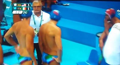 Ο Ιταλός προπονητής έπιασε πολίστα από τον λαιμό! (video)
