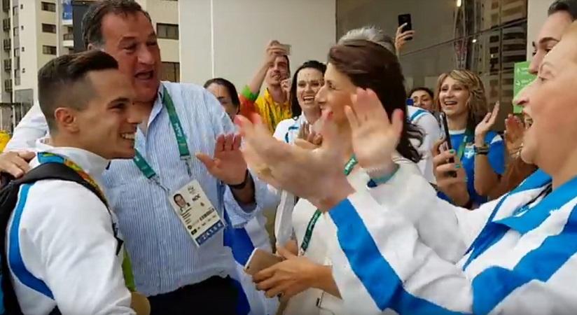 Υποδοχή ήρωα στον Πετρούνια στο Ολυμπιακό Χωριό (video)