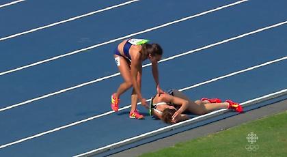 Φοβερή στιγμή: Έπεσαν, αλλά συνέχισαν να τρέχουν, βοηθώντας η μία την άλλη (pics/vid)