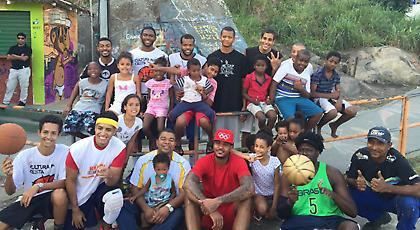 Άφησε τα παρκέ και πήγε σε φαβέλα ο Καρμέλο (pics+vid)