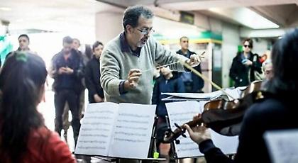 Ο μαέστρος που παίζει όπερα σε φαβέλες και ψυχιατρεία