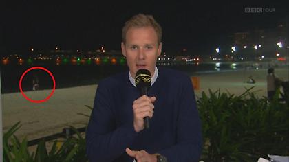 Ρεπορτάζ από το Ρίο με φόντο κάποιον που έκανε την ανάγκη του (video)