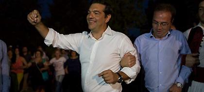 Οι φιγούρες στο χορό που έκανε ο Τσίπρας στο πανηγύρι του χωριού του - Mε τον παπά-θείο του (video)