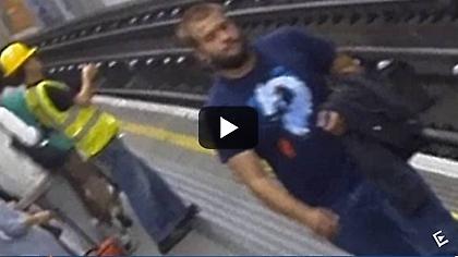 Βίντεο: Έπεσε στις γραμμές του μετρό για να σώσει επιβάτη