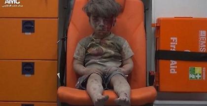 Σοκ και οργή στη διεθνή κοινή γνώμη από τη φωτογραφία του μικρού Ομράν