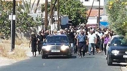 Αίγινα: Συγγενείς και φίλοι στο τελευταίο αντίο για τον καπετάνιο του καϊκιού