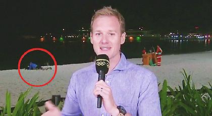 Έδινε ρεπορτάζ από το Ρίο και πίσω του έκαναν σεξ (video)