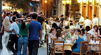 «Απλοποίηση» αδειών για μπαρ και εστιατόρια