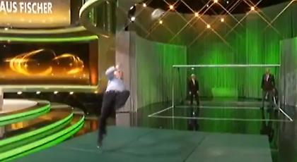 Ο 60χρονος Κλάους Φίσερ πιάνει «ψαλιδάκι» στο… στούντιο που θα σε κάνει να χαζέψεις! (video)