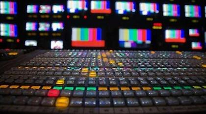 Σε διασταυρούμενα πυρά για τις άδειες