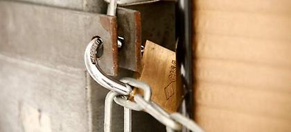 «Βροχή» τα λουκέτα και έρχονται πιο βαριές «καμπάνες»