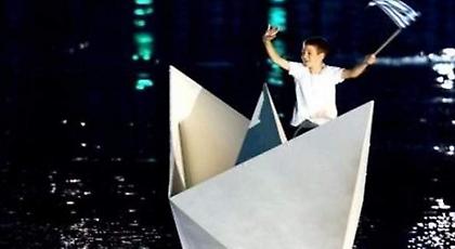 Δείτε πώς είναι σήμερα ο πιτσιρικάς που είχε μπει στη χάρτινη βάρκα στους Ολυμπιακούς της Αθήνας