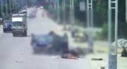 Βίντεο-σοκ: Αυτοκίνητο κυριολεκτικά πετάει στον αέρα τους αναβάτες δύο μοτοσικλετών