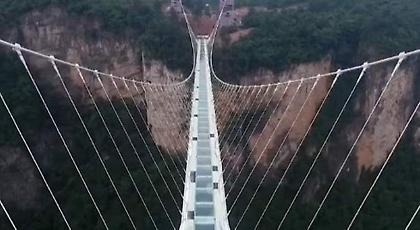 Aνοιξε η μεγαλύτερη και ψηλότερη γυάλινη γέφυρα του κόσμου στην Κίνα (video)