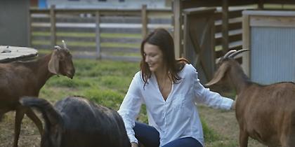 Ελληνίδα παραγωγός τυριού διαφημίζει τη γαστρονομία της Αλαμπάμα στο Conde Nast (video)