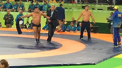 Απίστευτο: Γδύθηκαν οι Μογγόλοι προπονητές αθλητή ως ένδειξη διαμαρτυρίας! (video)