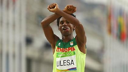 Αιθίοπας Ολυμπιονίκης αντιστέκεται και βάζει σε κίνδυνο τη ζωή του (pics)