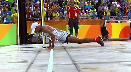 Απίστευτος μαραθωνοδρόμος: Έπεσε στον τερματισμό αλλά έκανε push ups για να το κρύψει