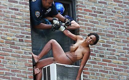 Γυναίκα πήδηξε ολόγυμνη από το παράθυρο σπιτιού στη Νέα Υόρκη (pics)