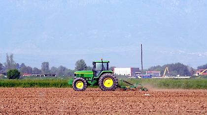 Οι αγρότες θα πληρώνουν τις αυξημένες εισφορές το 2017 με βάση τα εισοδήματα του 2015