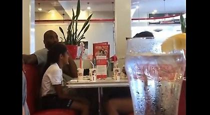 Το «δολοφονικό βλέμμα» του Κόμπι σε ενοχλητικό fan! (vids)