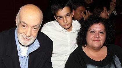 Ο γιος του Ανδρέα Μπάρκουλη ξεσπά: «Ο πατέρας μου ζει και το παλεύει. Μη γράφετε ιστορίες»