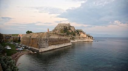 Κέρκυρα: Έπεσε στα βράχια από τα πανύψηλα τείχη του Παλαιού Φρουρίου