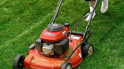 22χρονος πέθανε από ηλεκτροπληξία ενώ κούρευε το γκαζόν