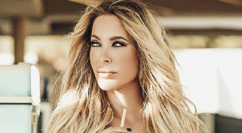 Σε ταξιδεύει η σέξι Αμαρυλλίς