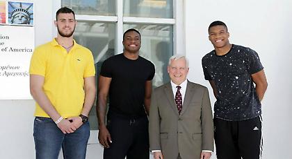 Στο δρόμο της επιστροφής οι Παπαγιάννης και Αντετοκούνμπο (pic)