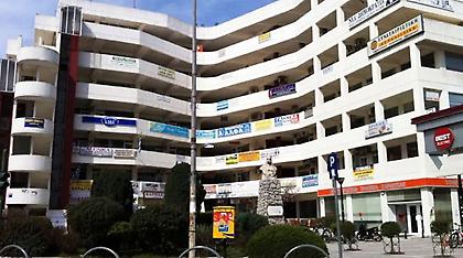 Σοκ στην Καρδίτσα: Νεαρή κοπέλα έπεσε από όροφο εμπορικού κέντρου