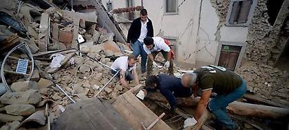 Συγκλονιστικό βίντεο με απεγκλωβισμό νεαρού από τα ερείπια στην Ιταλία